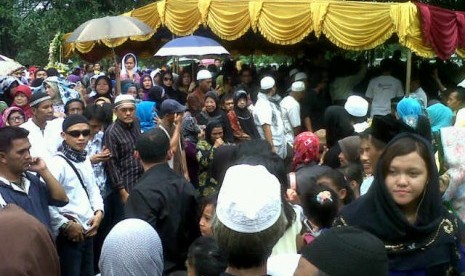 Suasana persiapan pemakaman almarhum Uje