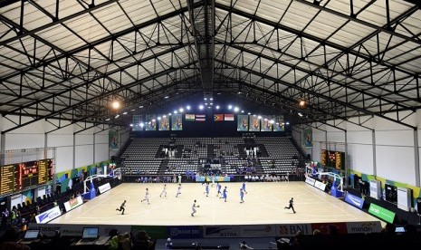 Suasana pertandingan basket pada turnamen invotasi bola basket.