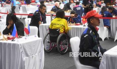 Suasana pertandingan catur Asian Para Games 2018 di GOR Cempaka Putih, Senayan, Jakarta, Selasa (9/10).