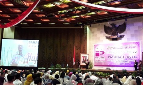 Suasana pertemuan akbar calon jamaah haji 2018-2025 Patuna Travel di Jakarta, Ahad (15/10).