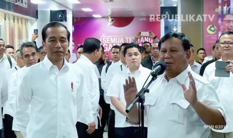 Suasana pertemuan Jokowi dan Prabowo pascapilpres di stasiun MRT, Jakarta