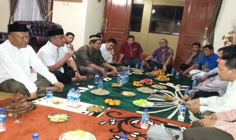 Suasana pertemuan KH Dr  Idris Abdul Shomad  MA dengan para ulama di kediaman Dr Sutrisno Muslim MSi di kawasan Beji, Depok, Jawa Barat, Sabtu (24/10).