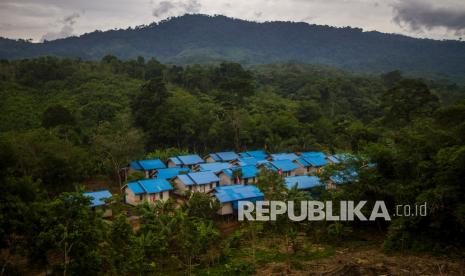 Pakar: Meratus Berpeluang Besar Jadi UNESCO Global Geopark. Suasana perumahan Komunitas Adat Terpencil (KAT) di pedalaman Pegunungan Meratus, Dusun Danau Canting, Kabupaten Hulu Sungai Tengah, Kalimantan Selatan, Kamis (9/9/2021). Kementerian Sosial akan menyerahkan bantuan kepada warga KAT di Desa Hinas Kiri seniliai Rp1,4 miliar lebih untuk peralatan sekolah, sarana air bersih, MCK, penghijauan, balai sosial dan penerangan lampu tenaga surya hemat energi yang akan di serahkan langsung oleh Menteri Sosial Tri Rismaharani yang dijadwalkan datang pada Selasa (14/9/2021).