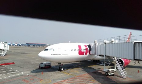 Suasana pesawat Batik Air tipe Airbus 330-300 yang terparkir di apron Terminal 1 Bandara Soekarno-Hatta, Jumat (8/11). 