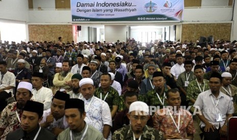 Suasana peserta saat menyimak pidato sambutan Wakil Presiden RI Jusuf Kalla pada Muktamar III Wahdah Islamiyah di Asrama Haji, Pondok Gede, Jakarta, Selasa (19/7). 