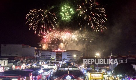 Suasana pesta kembang api dalam rangka menyambut Hari Ulang Tahun ke-491 DKI Jakarta pada gelaran Jakarta Fair 2018 di JIExpo, Kemayoran, Jakarta, Kamis (21/6) malam. 