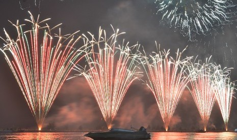 Suasana pesta kembang api di Pantai Ancol,Jakarta Utara, Ahad,(1/1). Ribuan masyarakat mengisi waktu libur dengan melihat pesta kembang api dalam rangka menyambut malam pergantian tahun baru 2017 di pantai Ancol.