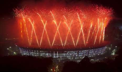 Suasana pesta kembang api saat upacara penutupan Asian Games 2018 di Stadion Utama Gelora Bung Karno, Jakarta, Ahad (2/9). 