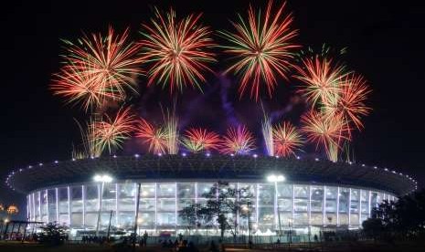 Suasana pesta kembang api saat upacara penutupan Asian Games 2018 di Stadion Utama Gelora Bung Karno, Jakarta, Ahad (2/9).