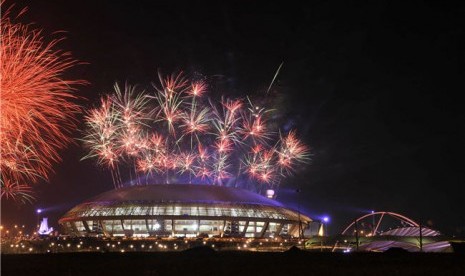 Suasana pesta kembang api yang mengawali kegiatan pembukaan PON XVIII 2012 di stadion utama Riau, Pekanbaru, Selasa (11/9) malam. 