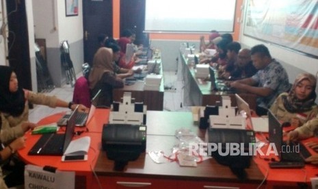 Suasana petugas KPU Kota Tasikmalaya tengah melaksanakan pendataan sistem informasi perhitungan suara untuk Pilgub Jabar 2018, Rabu (27/6). 