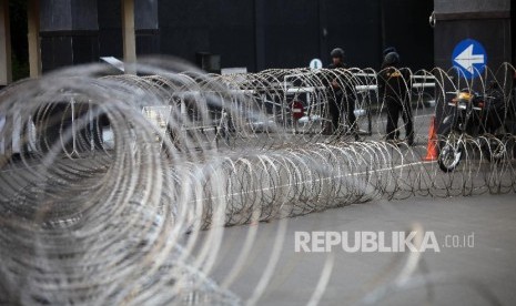 Suasana petugas yang berjaga didepan Pintu Gerbang Mako Brimob Kelapa Dua yang dilapisi kawat, Depok, Jawa Barat, Rabu (9/5).