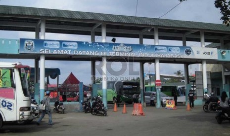 Suasana pintu gerbang Terminal Induk Rajabasa, Kota Bandar Lampung. (Mursalin Yasland/Republika)