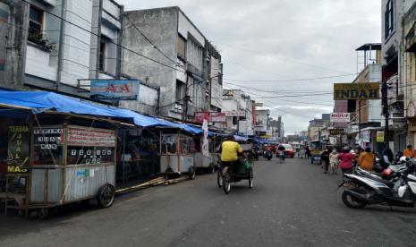 Suasana PKL di kawasan Jalan Cihideung, Kecamatan Cihideung, Kota Tasikmalaya, Kamis (19/8). 