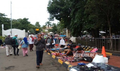 Suasana PKL di sekitar masjid Istiqlal, Jumat (1/12)