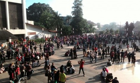 Suasana Planetarium Jakarta, Rabu (9/3), yang dipadati warga yang ingin melihat gerhana matahari.