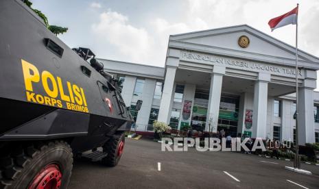 Suasana PN Jakarta Timur saat berlangsungnya sidang lanjutan kasus pelanggaran protokol kesehatan dengan terdakwa Rizieq Shihab secara tatap muka dan virtual di Pengadilan Negeri (PN) Jakarta Timur, Jakarta, Senin (19/4/2021). Sidang tersebut beragendakan pemeriksaan saksi yang dihadirkan Jaksa Penuntut Umum (JPU). 