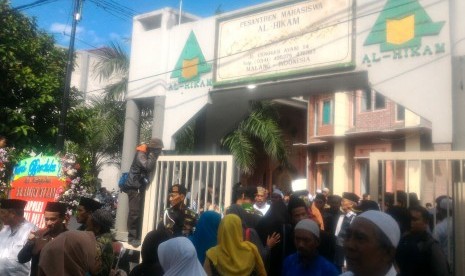 Suasana Ponpes Al-Hikam Kamis (16/3). Ribuan pelayat mendatangi kediaman almarhum KH Hasyim Muzadi. 