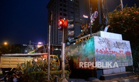 Kondisi pos polisi kawasan sarinah yang sudah di tutup pasca bom bunuh diri dan penembakan yang terjadi pada siang tadi, Jakarta, Kamis (14/1). (Republika/Prayogi)