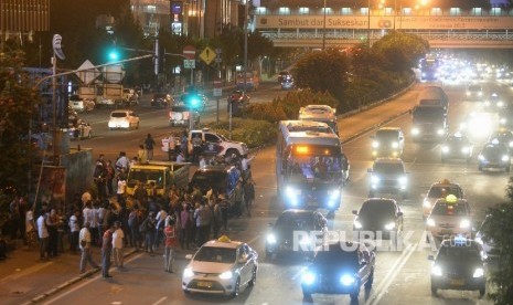 Suasana pos polisi kawasan sarinah yang sudah di tutup pasca bom bunuh diri dan penembakan yang terjadi pada siang tadi, Jakarta, Kamis (14/1). 