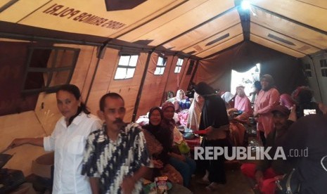 Suasana posko pengungsian korban gempa di Desa Cimandiri, Kecamatan Panggarangan, Kabupaten Lebak, Banten.