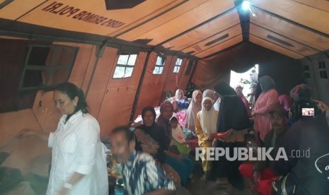 Suasana posko pengungsian korban gempa di Desa Cimandiri, Kecamatan Panggarangan, Kabupaten Lebak, Banten.