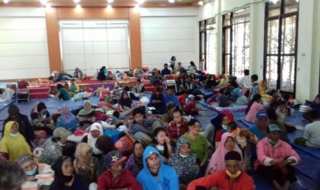 Suasana posko pengungsian warga yang terdampak bencana angin kencang di Kota Batu, Senin (21/10). 