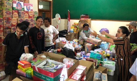 Suasana posko pengungsian warga yang terdampak bencana angin kencang di Kota Batu, Senin (21/10). 