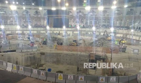 Suasana poyek restorasi Sumur Zamzam di Masjidil Haram, Kamis (16/11). 