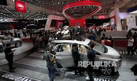 Suasana pengunjung pada pembukaan pameran Gaikindo Indonesia International Auto Show (GIIAS) 2017 di ICE BSD City, Tangerang, Banten, Kamis (10/8). 