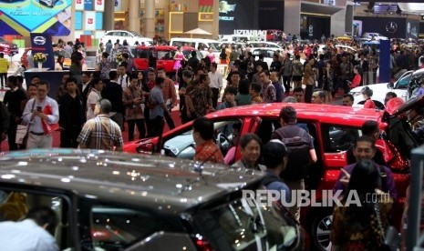 Suasana ppengunjung pada pembukaan pameran Gaikindo Indonesia International Auto Show (GIIAS) 2017 di ICE BSD City, Tangerang, Banten, Kamis (10/8). 