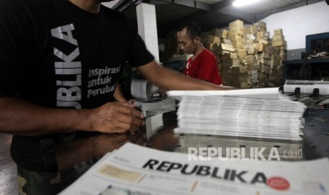 Suasana proses cetak koran Harian Republika di kawasan Industri Pulogadung, Jakarta, Rabu (3/2).