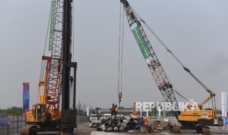 Suasana proses pemancangan pertama pembangunan jalan layang menuju Terminal Teluk Lamong di Surabaya, Jawa Timur, Rabu (7/3).