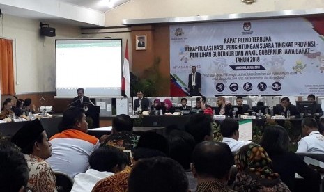 Suasana proses rekapitulasi hasil perolehan suara Pilgub Jabar di KPU Jabar Jln Garut-Kota Bandung, Ahad (8/7). 