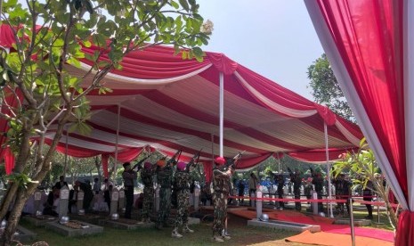 Suasana prosesi militer jelang pemakaman Presidem ketiga Bacharuddin Jusuf (BJ) Habibie di TMP Kalibata, Kamis (12/9). 