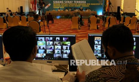 Suasana prosesi wisuda sarjana di Institut Agama Islam Negeri Kendari (IAIN Kendari) secara daring (ilustrasi). Tahun ini, IAIN Kendari akan menerima 1.700 mahasiswa baru melalui tiga jalur penerimaan.