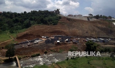 Suasana proyek pembangunan Bendungan Ciawi-Sukamahi di Bogor, Jawa Barat, Senin (1/4/2019).