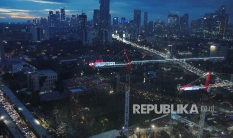 Suasana proyek pembangunan gedung perkantoran di kawasan bisnis Jakarta Selatan, Senin (9/5)