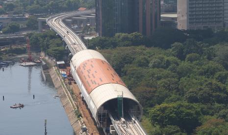 Suasana proyek pembangunan LRT di Jakarta, Rabu (10/9/2021). 