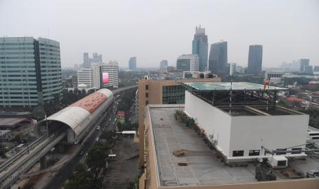 Suasana proyek pembangunan LRT di Jakarta, Rabu (18/8). Komite Nasional Ekonomi dan Keuangan Syariah Potensi (KNEKS) mendorong industri keuangan syariah membiayai proyek infrastruktur.