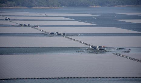 Suasana proyek pembangunan Pembangkit Listrik Tenaga Surya (PLTS) Terapung di atas Waduk Cirata, Kabupaten Purwakarta, Jawa Barat.