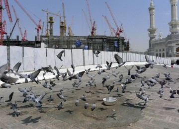 Suasana proyek pembangunan perluasan Masjidil Haram, Mekkah, Arab Saudi, Selasa (4/10). Pemerintah Arab Saudi melakukan perluasan pelataran sebelah utara Masjidil Haram hingga 400 ribu meter yang menghabiskan biaya USD21 miliar atau Rp. 191 triliun. Perlua