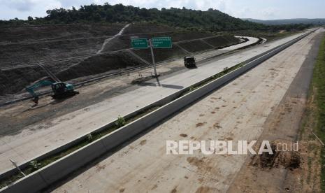 Suasana proyek pembangunan tol ruas Sigli-Banda Aceh seksi 5 Blang Bintang -Kuta Baro di Aceh Besar, Aceh. hampir 100 persen proyek Hutama Karya telah menerapkan metode Building Information Modelling (BIM) yang terintegrasi dengan aspek project management meliputi proyek bangunan gedung, bangunan air, jalan, dan jembatan, hingga EPC