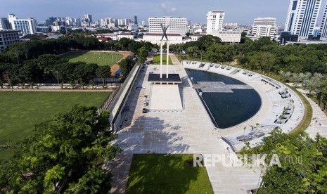 Suasana proyek revitalisasi kompleks Monumen Pembebasan Irian Barat di Lapangan Banteng, Jakarta, Senin (9/4).