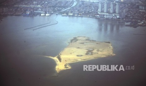 Suasana pulau hasil reklamasi di Teluk Jakarta, Jumat (23/9). 