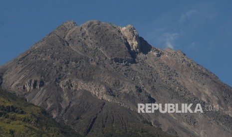 Suasana puncak Gunung Merapi di kawasan Selo, Boyolali, Jawa Tengah, Kamis (13/6/2019). 