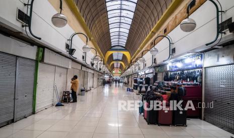 Suasana pusat perbelanjaan di Mal Blok M, Jakarta, Rabu (30/6/2021). Pemerintah menyampaikan bahwa supermarket, mal, dan sektor-sektor esensial lainnya akan tetap beroperasi dengan jam operasional yg dipersingkat dan prokes yang ketat pada saat Pemberlakuan Pembatasan Kegiatan Masyarakat (PPKM) mikro darurat di Jawa-Bali yang rencana akan berlaku mulai awal Juli mendatang. 