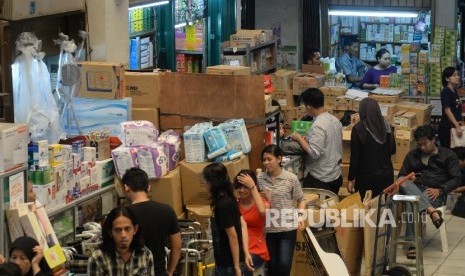 Suasana pusat perdagangan obat Pasar Pramuka, Matraman, Jakarta Timur, Selasa (13/9).