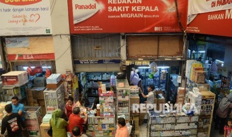 Suasana pusat perdagangan obat Pasar Pramuka, Matraman, Jakarta Timur. Peredaran obat kedaluwarsa perlu diwaspadai 