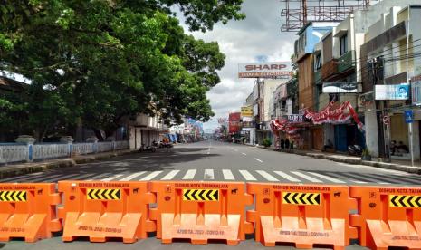 Suasana pusat pertokoan Jalan KHZ Mustofa Kota Tasikmalaya saat PPKM daruat (ilustrasi)